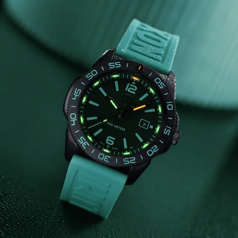 Luminox Pacific Diver Limited Edition 3120 Series XS.3124.N.SET - detail view