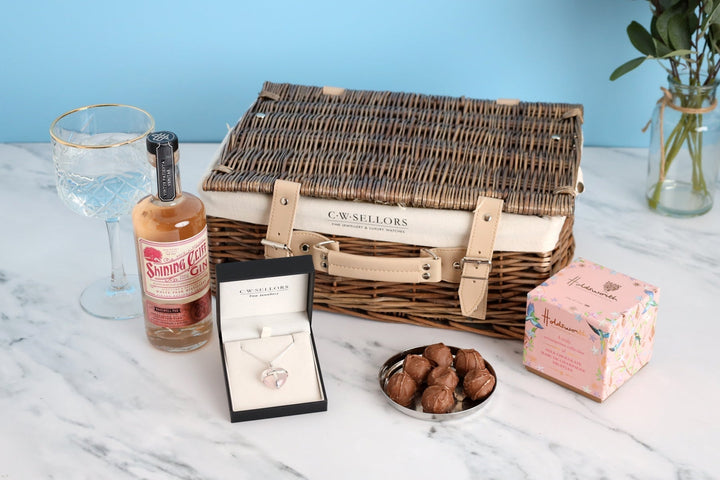 The Lovers Walk Hamper, S245