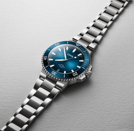 Oris Aquis Date Calibre 400 43.5mm Watch with blue dial, steel bracelet, steel case