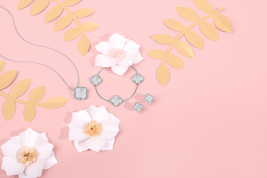 18ct White Gold White Mother of Pearl Bloom Large Four Leaf Clover Ball Edge Chain Necklet