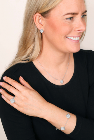 18ct White Gold White Mother of Pearl Bloom Small Four Leaf Clover Ball Edge Chain Necklet