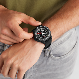 Luminox F117 Nighthawk 6440 Series Watch XA.6441 - detail view