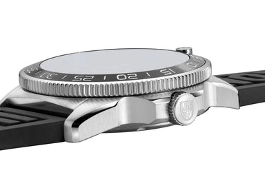 Luminox Pacific Diver 42mm 3100 Series Watch XS.3101 - detail view