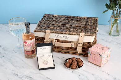 The Lovers Walk Hamper, S245